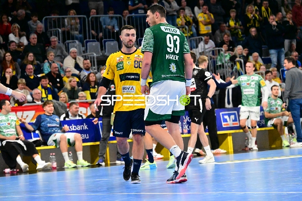 Mijajlo Marsenić (93; Füchse Berlin) und Jannik Kohlbacher (80; Rhein Neckar Löwen) kämpfen um den Ball