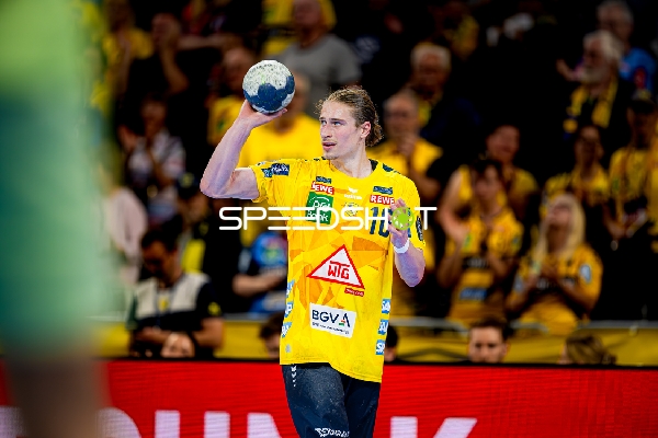 Juri Knorr wirft aufs Tor