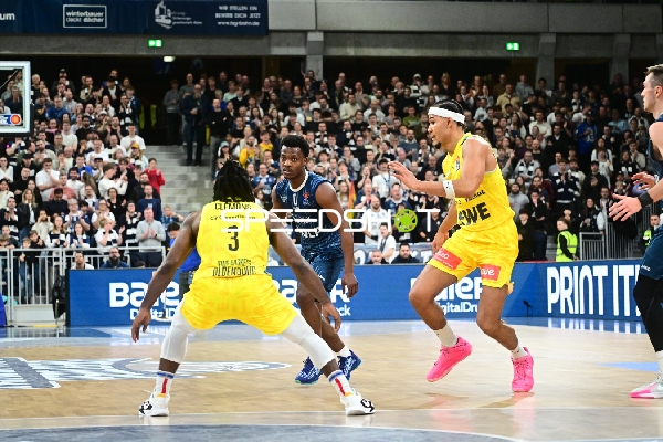Spielaktion mit Ryan Mikesell (33; MLP Academics Heidelberg) und Nicholas Tischler (11; EWE Baskets Oldenburg)