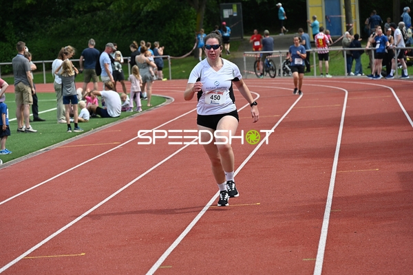 Läuferin auf der Bahn