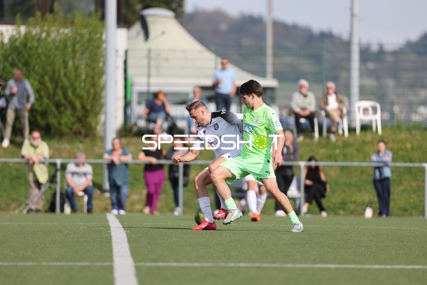 Intensiver Zweikampf auf dem Fußballfeld