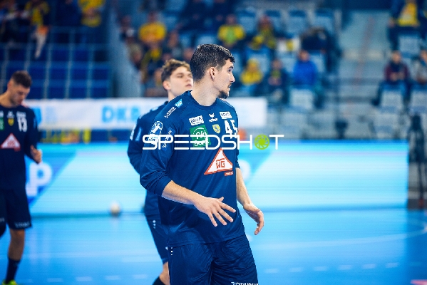 Spieler auf dem Spielfeld stehen bereit für das Spiel.