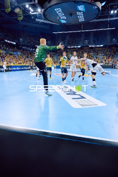 Torwart der Rhein Neckar Löwen in Aktion gegen THW Kiel.