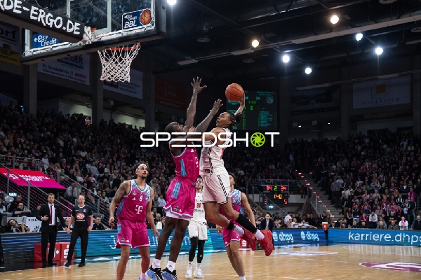 Austin Crowley (85, Bamberg Baskets) mit Dunkversuch gegen Tylan Birts (5, Telekom Baskets Bonn)