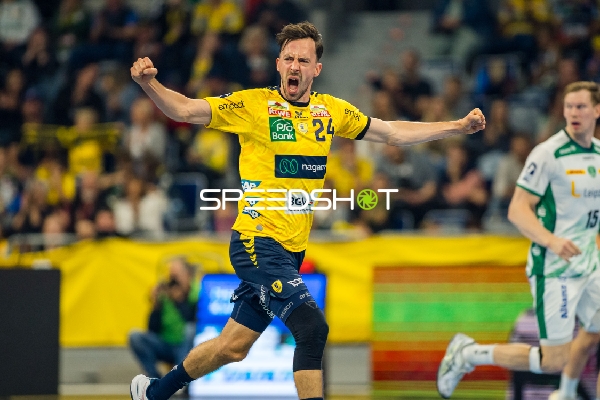 Patrick Groetzki (24; Rhein Neckar Löwen) verteidigt gegen Adam Lönn (15; SC DHfK Leipzig)