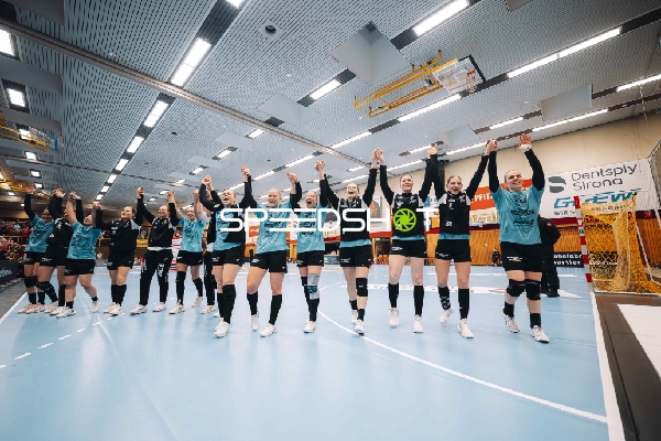 Jubel mit Luca Farago (19; Thüringer HC) und Teamkollegen