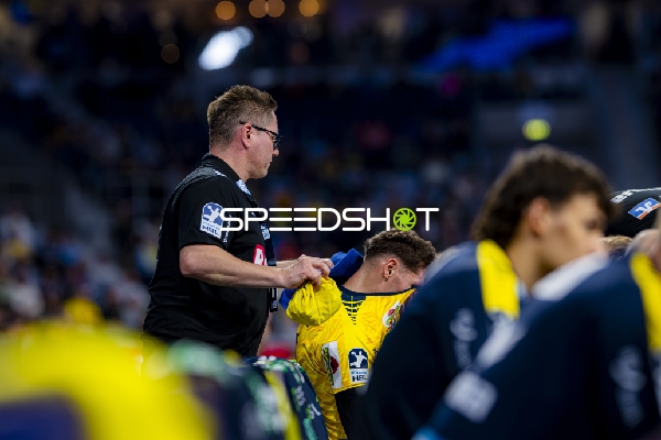 Betreuer hilft Mike Jensen (20; Rhein Neckar Löwen)