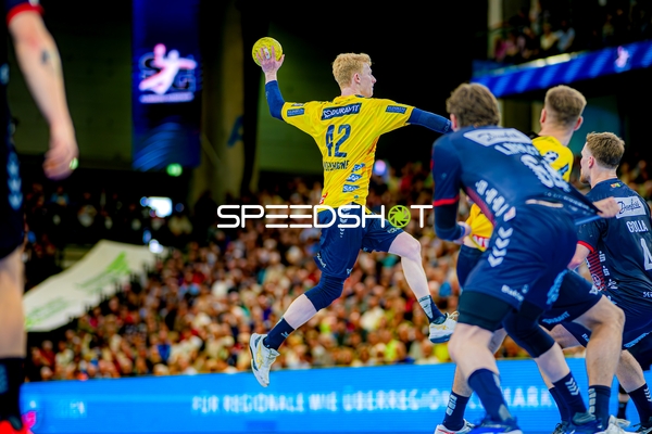 Jon Lindenchrone Andersen (42, Rhein Neckar Löwen) springt zum Wurf