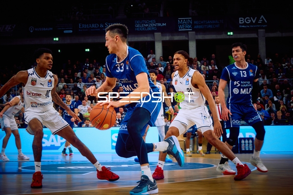 Ein Spieler der MLP Academics Heidelberg dribbelt den Ball.