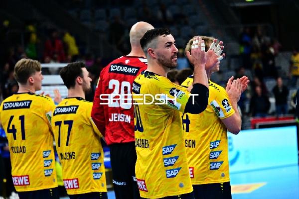 Jannik Kohlbacher (80; Rhein Neckar Löwen) applaudiert