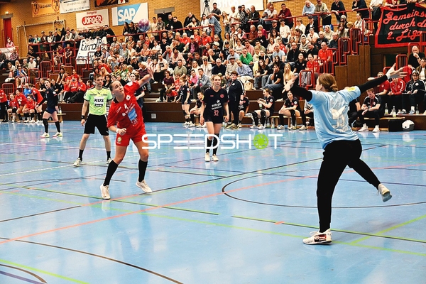 Handballwurf in der 1. Halbzeit zwischen Kurpfalz Bären und Mainz 05