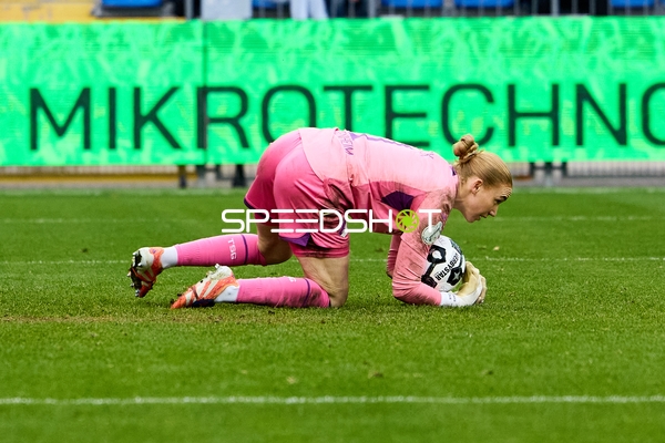 Torwart sichert Ball