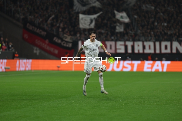 Eintracht Frankfurt dribbelt gegen Tottenham Hotspur