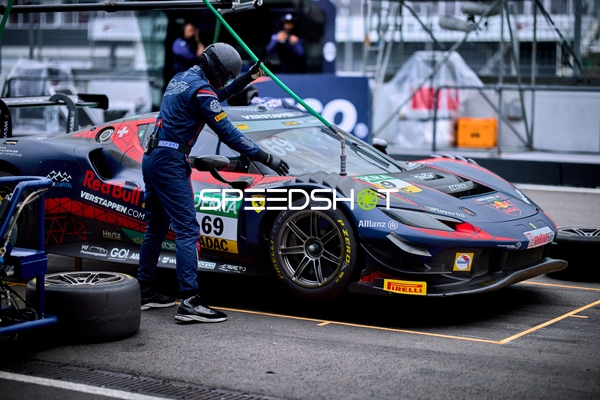 Rennfahrzeug in der Boxengasse