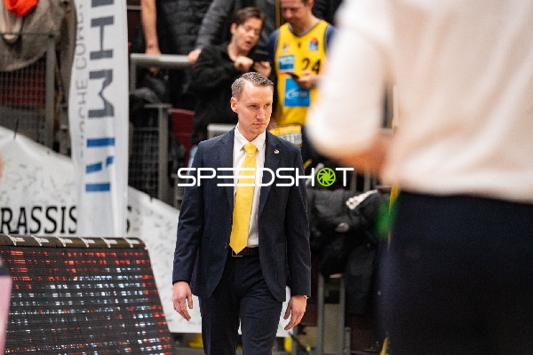 Mikko Riipinen (999; MHP Riesen Ludwigsburg) in Aktion