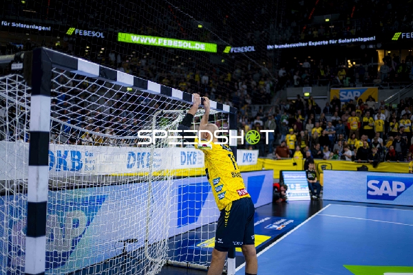 Torwart Mike Jensen (20; Rhein Neckar Löwen) am Torrahmen