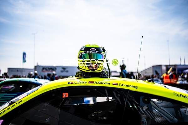 Rennhelm auf Porsche-Dach