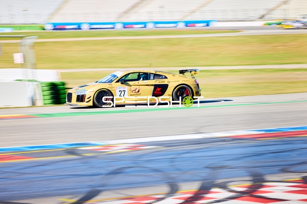 Rennwagen Nummer 27 in voller Fahrt