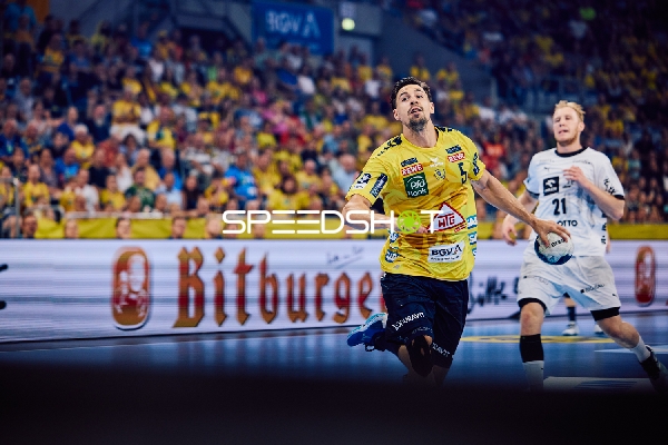 Schneller Lauf von Ivan Martinović Richtung Tor