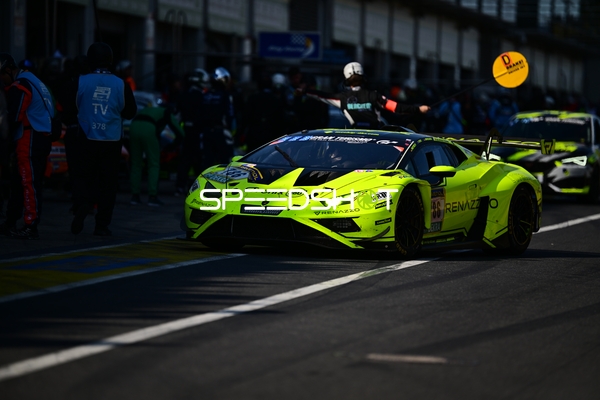 Rennfahrzeug in der Boxengasse