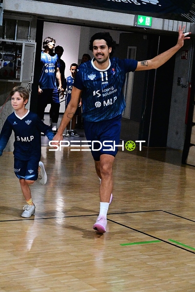 Erol Ersek (11; MLP) läuft auf dem Court