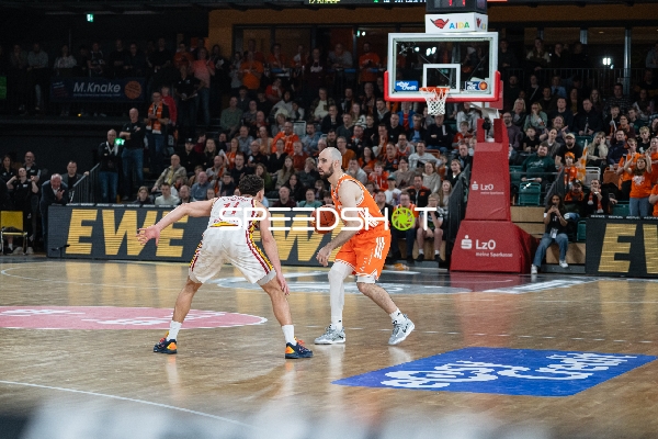 Tommy Kuhse (12; Rasta Vechta) mit Ball gegen Alonzo Verge Jr. (11; Rasta Vechta)