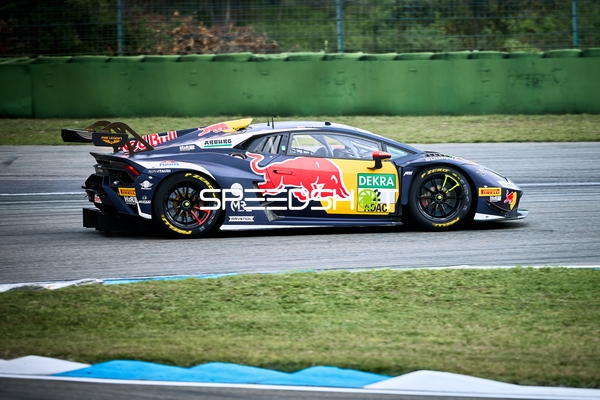 Rennfahrzeug auf der Rennstrecke