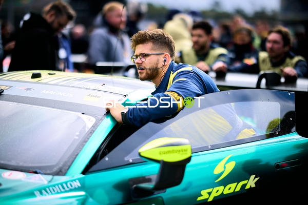 Teammitglied am Fahrzeug beim DTM Saisonfinale