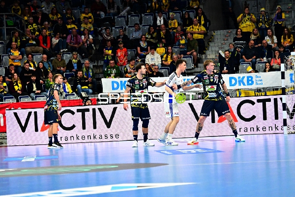 Edwin Aspenbäck (78; Rhein Neckar Löwen) und Mathias Larson (4; Rhein Neckar Löwen) in Aktion