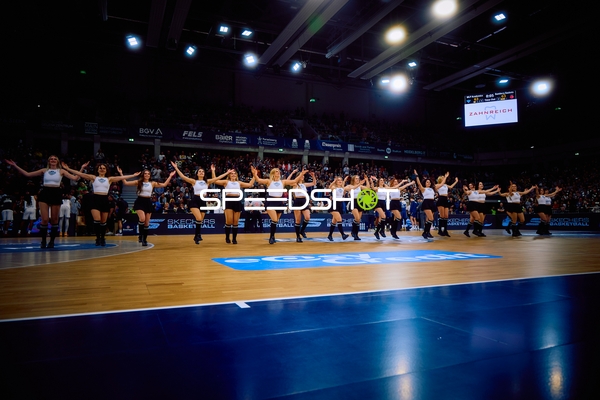 Cheerleading-Performance auf dem Spielfeld