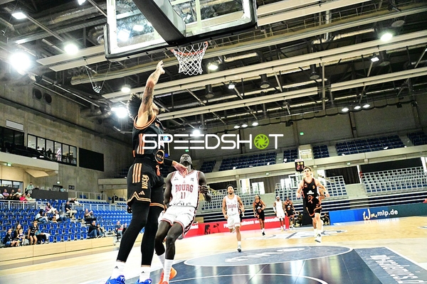 Spieler unter dem Korb