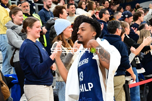 Eric Reed Jr. (43; MLP Academics Heidelberg) interagiert mit Fans