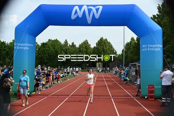 Läuferin überquert Ziellinie