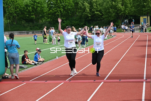 Zwei Läuferinnen an Ziellinie