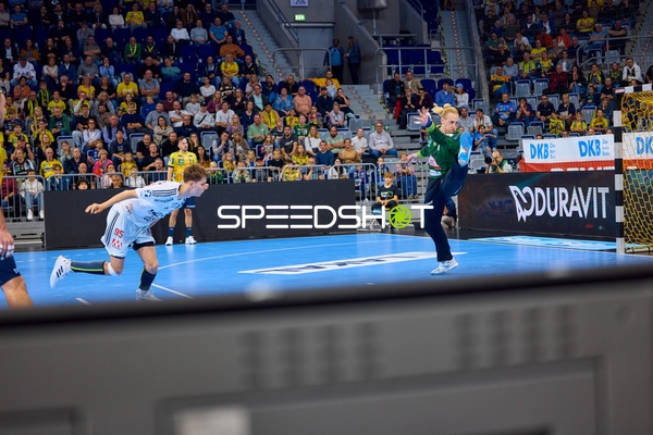 Ein Spieler von HC Erlangen im Angriff vor dem Tor der Rhein Neckar Löwen.