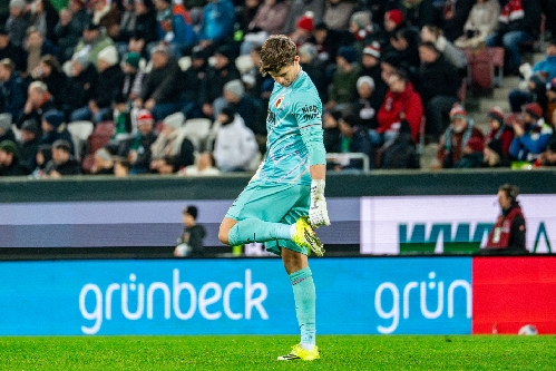 Torwart Finn Dahmen (1; FC Augsburg) in Aktion