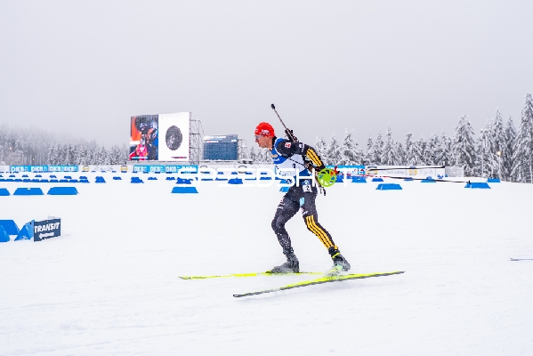 Skilangläufer in Aktion bei Biathlon Oberhof