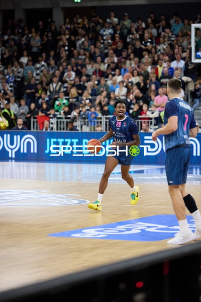 Michael Weathers (20; MLP Academics Heidelberg) dribbelt, Dusan Neskovic (7; MLP Academics Heidelberg) verteidigt