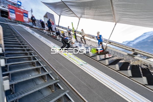 Skispringerin in Startposition