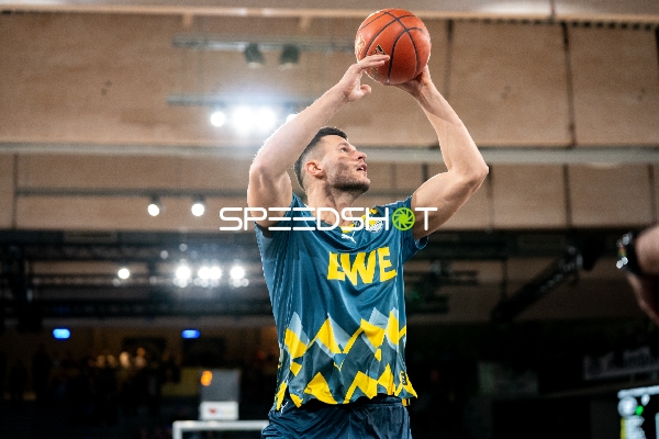 Filip Stanic (65; EWE Baskets Oldenburg) in Aktion