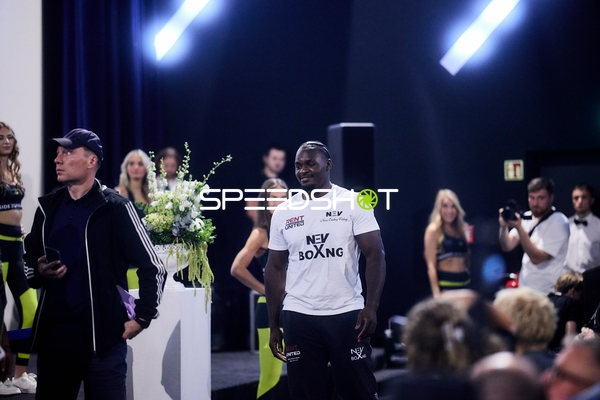 Ringside-Zone Face-Off