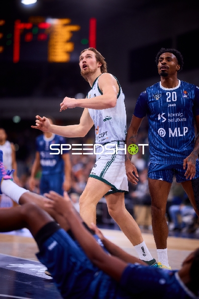 Szene mit Marco Hollersbacher (9; Gladiators Trier) und Michael Weathers (20; MLP Academics Heidelberg)