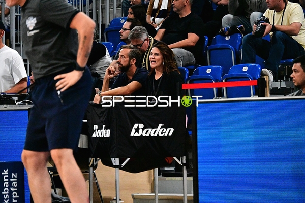 Coaches und Staff an Seitenlinie