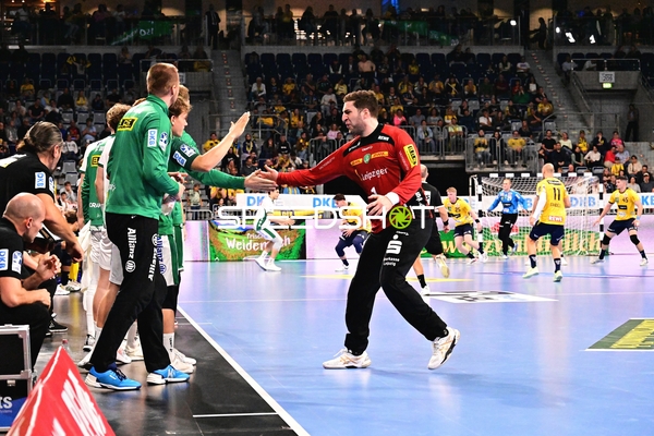 Torwart Domenico Ebner (1; SC DHfK Leipzig) an der Seitenlinie