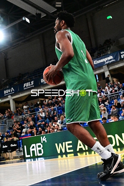 1; Gladiators Trier dribbelt auf dem Court