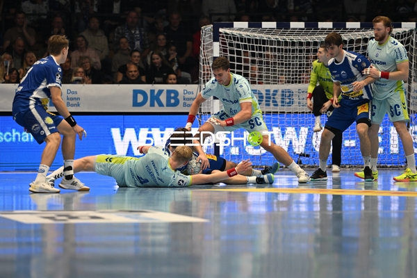 Stepan Zeman (66; VfL Gummersbach) und Tom Kiesler (30; VfL Gummersbach) kämpfen gegen Stephan Seitz (44; ThSV Eisenach)