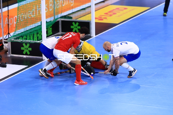 Kampf um den Ball vor dem Tor