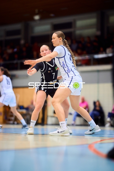 Carla Koch (12; USC BaseCats Heidelberg) verteidigt gegen Janina Dzubba (7; KuSG Leimen Basketball)