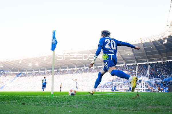 Eckstoß von David Herold (20; Karlsruher SC)