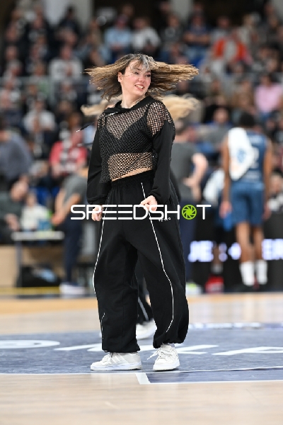 Basketball-Szene mit Tänzerin